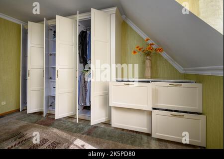 Intérieur d'une grande chambre confortable avec lit double Banque D'Images
