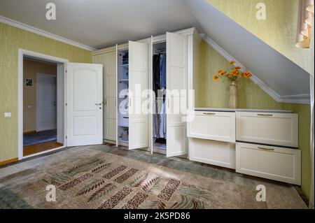 Intérieur d'une grande chambre confortable avec lit double Banque D'Images
