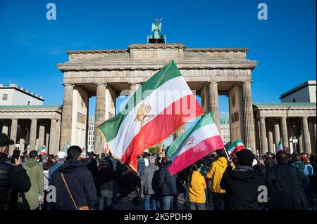 07.10.2022, Berlin, Allemagne, Europe - des centaines d'Iraniens et de militants protestent lors d'une manifestation et d'un rassemblement de solidarité à la porte de Brandebourg. Banque D'Images