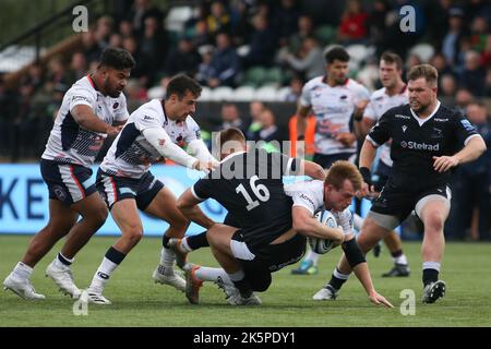 Newcastle, Royaume-Uni. 9th Nick Tompkins d'octobre 2022Saracens est attaqué par Jamie Blamire de Newcastle Falcons, lors du match Gallagher Premiership entre Newcastle Falcons et Saracens à Kingston Park, Newcastle, le dimanche 9th octobre 2022. (Crédit : Michael Driver | MI News) crédit : MI News & Sport /Alay Live News Banque D'Images