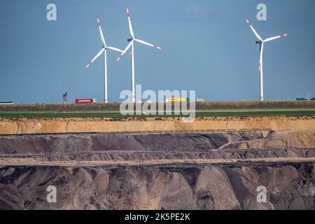 Le bord de la mine de lignite opencast Garzweiler II, l'autoroute A46, les éoliennes, le parc éolien, NRW, Allemagne Banque D'Images