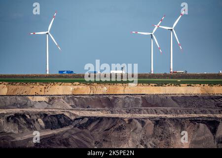 Le bord de la mine de lignite opencast Garzweiler II, l'autoroute A46, les éoliennes, le parc éolien, NRW, Allemagne Banque D'Images