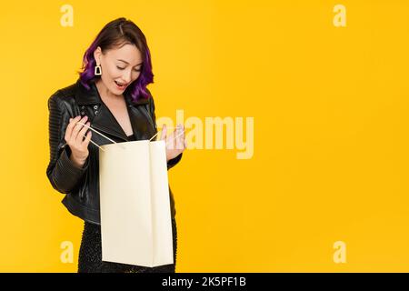 vacances surprise femme choqué solde du vendredi noir Banque D'Images