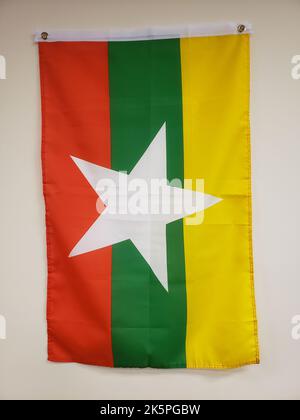 Drapeau du Myanmar suspendu sur un mur Banque D'Images