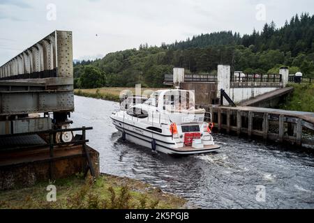 Les bateaux de tourisme sur le canal calédonien, au nord de Banavie, passent par un pont tournant ouvert, en Écosse Banque D'Images