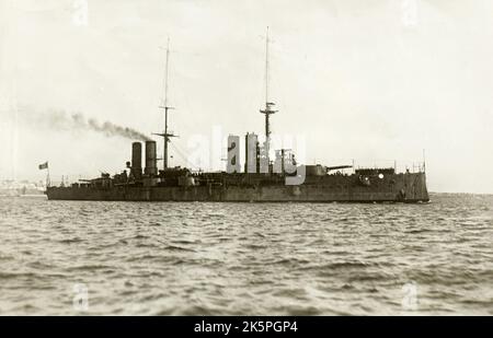 Le cuirassé de la marine royale italienne (Regia Marina), San Giorgio, quitte le port de Tarente Banque D'Images