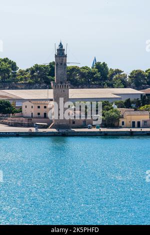 Le phare de Porto Pi dans le port de Palma sur l'île des Baléares de Majorque, Espagne, Europe Banque D'Images