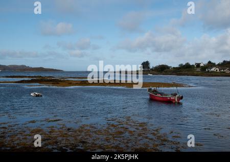 Bateau amarré dans le port de Bunessan, île de Mull, Écosse, Royaume-Uni Banque D'Images