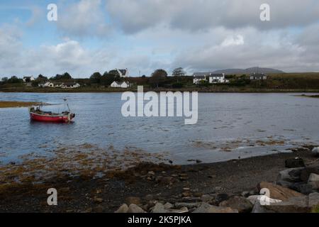 Bateau amarré dans le port de Bunessan, île de Mull, Écosse, Royaume-Uni Banque D'Images