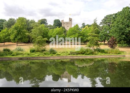 12th Century Hedingham Castle from Gardens, Castle Lane, Castle Hedingham, Essex, Angleterre, Royaume-Uni Banque D'Images