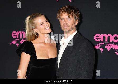 LOS ANGELES, CA - 08 OCTOBRE : (R-L) Eric Christian Olsen et Sarah Wright Olsen arrivent au gala des prix de l'Association des médias environnementaux à Sunset la Banque D'Images