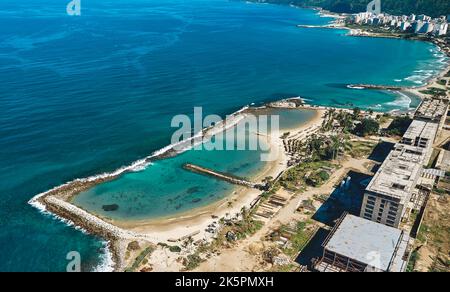 Vue aérienne l'ancienne plage et la structure de l'hôtel Maputo Sheraton construit en 1961 et situé en face de la mer des Caraïbes. Caraballeda, Venezuela. Banque D'Images