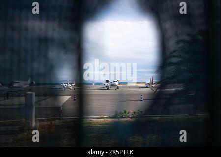 Nice, Alpes-Maritimes, France. 29th septembre 2022. Des jets privés sont vus garés à l'aéroport de Nice Côte d'Azur. En France, les activistes appellent à une interdiction des jets privés afin de réduire les émissions de carbone et de lutter contre le réchauffement climatique (Credit image: © Laurent Coust/SOPA Images via ZUMA Press Wire) Banque D'Images