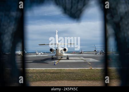 Nice, Alpes-Maritimes, France. 29th septembre 2022. Des jets privés sont vus garés à l'aéroport de Nice Côte d'Azur. En France, les activistes appellent à une interdiction des jets privés afin de réduire les émissions de carbone et de lutter contre le réchauffement climatique (Credit image: © Laurent Coust/SOPA Images via ZUMA Press Wire) Banque D'Images