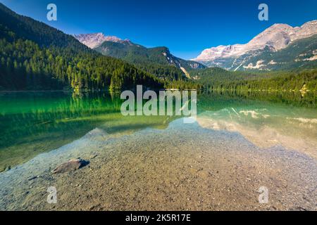Symétrie de réflexion du lac Tovel dans le Trentin-Haut-Adige, Dolomites, Italie Banque D'Images