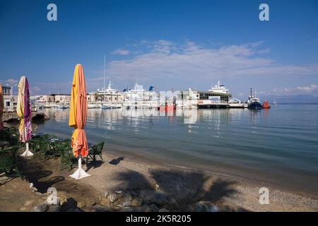 Bateaux de pêche et bateaux de croisière de luxe ancrés dans le port de Kusadasi, Turquie. Banque D'Images