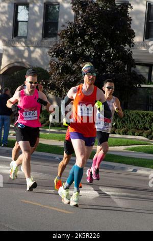 Chicago, Illinois, États-Unis. 9th octobre 2022. Lors d'une belle journée d'automne ensoleillée, plus de 40 000 participants de 100 pays ont participé au Marathon de Chicago de la Banque d'Amérique 2022. Le parcours de 26,2 miles s'est enroulé dans la ville de Windy. Benson Kipruto et Ruth Chepngetich, toutes deux originaires du Kenya, ont remporté les divisions hommes et femmes. Kipruto termine en 2:04:24 et Chepngetich termine à 2:14:18, juste en deçà du record du monde. Emily Sisson a battu le record des femmes américaines avec un temps de 2:18:29. (Credit image: © Karen I. Hirsch/ZUMA Press Wire) Credit: ZUMA Press, Inc./Alamy Live News Banque D'Images