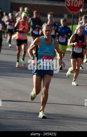 Chicago, Illinois, États-Unis. 9th octobre 2022. Lors d'une belle journée d'automne ensoleillée, plus de 40 000 participants de 100 pays ont participé au Marathon de Chicago de la Banque d'Amérique 2022. Le parcours de 26,2 miles s'est enroulé dans la ville de Windy. Benson Kipruto et Ruth Chepngetich, toutes deux originaires du Kenya, ont remporté les divisions hommes et femmes. Kipruto termine en 2:04:24 et Chepngetich termine à 2:14:18, juste en deçà du record du monde. Emily Sisson a battu le record des femmes américaines avec un temps de 2:18:29. (Credit image: © Karen I. Hirsch/ZUMA Press Wire) Credit: ZUMA Press, Inc./Alamy Live News Banque D'Images