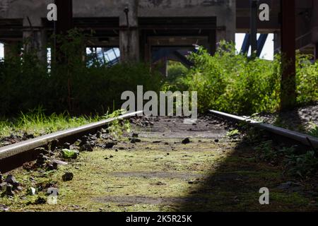 Vue à angle bas et mise au point sélective sur le chemin de fer de la voie d'abandon à Zeche Zollverein, ancien complexe industriel de la mine de charbon Zollverein dans la région de Ruhr en Essse Banque D'Images