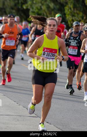 Chicago, Illinois, États-Unis. 9th octobre 2022. Lors d'une belle journée d'automne ensoleillée, plus de 40 000 participants de 100 pays ont participé au Marathon de Chicago de la Banque d'Amérique 2022. Le parcours de 26,2 miles s'est enroulé dans la ville de Windy. Benson Kipruto et Ruth Chepngetich, toutes deux originaires du Kenya, ont remporté les divisions hommes et femmes. Kipruto termine en 2:04:24 et Chepngetich termine à 2:14:18, juste en deçà du record du monde. Emily Sisson a battu le record des femmes américaines avec un temps de 2:18:29. (Credit image: © Karen I. Hirsch/ZUMA Press Wire) Credit: ZUMA Press, Inc./Alamy Live News Banque D'Images