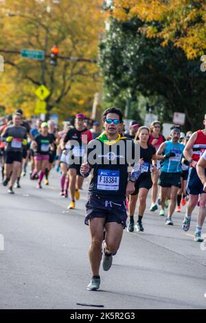 Chicago, Illinois, États-Unis. 9th octobre 2022. Lors d'une belle journée d'automne ensoleillée, plus de 40 000 participants de 100 pays ont participé au Marathon de Chicago de la Banque d'Amérique 2022. Le parcours de 26,2 miles s'est enroulé dans la ville de Windy. Benson Kipruto et Ruth Chepngetich, toutes deux originaires du Kenya, ont remporté les divisions hommes et femmes. Kipruto termine en 2:04:24 et Chepngetich termine à 2:14:18, juste en deçà du record du monde. Emily Sisson a battu le record des femmes américaines avec un temps de 2:18:29. (Credit image: © Karen I. Hirsch/ZUMA Press Wire) Credit: ZUMA Press, Inc./Alamy Live News Banque D'Images