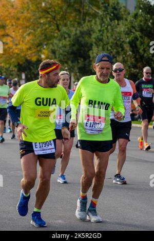 Chicago, Illinois, États-Unis. 9th octobre 2022. Lors d'une belle journée d'automne ensoleillée, plus de 40 000 participants de 100 pays ont participé au Marathon de Chicago de la Banque d'Amérique 2022. Le parcours de 26,2 miles s'est enroulé dans la ville de Windy. Benson Kipruto et Ruth Chepngetich, toutes deux originaires du Kenya, ont remporté les divisions hommes et femmes. Kipruto termine en 2:04:24 et Chepngetich termine à 2:14:18, juste en deçà du record du monde. Emily Sisson a battu le record des femmes américaines avec un temps de 2:18:29. (Credit image: © Karen I. Hirsch/ZUMA Press Wire) Credit: ZUMA Press, Inc./Alamy Live News Banque D'Images