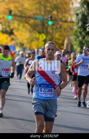 Chicago, Illinois, États-Unis. 9th octobre 2022. Lors d'une belle journée d'automne ensoleillée, plus de 40 000 participants de 100 pays ont participé au Marathon de Chicago de la Banque d'Amérique 2022. Le parcours de 26,2 miles s'est enroulé dans la ville de Windy. Benson Kipruto et Ruth Chepngetich, toutes deux originaires du Kenya, ont remporté les divisions hommes et femmes. Kipruto termine en 2:04:24 et Chepngetich termine à 2:14:18, juste en deçà du record du monde. Emily Sisson a battu le record des femmes américaines avec un temps de 2:18:29. (Credit image: © Karen I. Hirsch/ZUMA Press Wire) Credit: ZUMA Press, Inc./Alamy Live News Banque D'Images