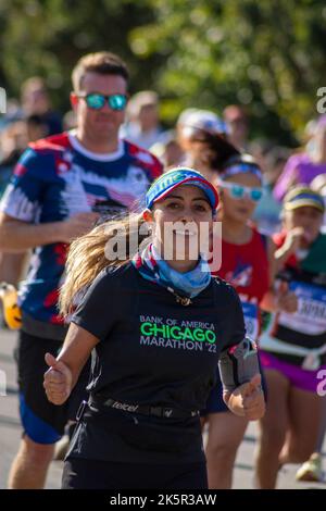 Chicago, Illinois, États-Unis. 9th octobre 2022. Lors d'une belle journée d'automne ensoleillée, plus de 40 000 participants de 100 pays ont participé au Marathon de Chicago de la Banque d'Amérique 2022. Le parcours de 26,2 miles s'est enroulé dans la ville de Windy. Benson Kipruto et Ruth Chepngetich, toutes deux originaires du Kenya, ont remporté les divisions hommes et femmes. Kipruto termine en 2:04:24 et Chepngetich termine à 2:14:18, juste en deçà du record du monde. Emily Sisson a battu le record des femmes américaines avec un temps de 2:18:29. (Credit image: © Karen I. Hirsch/ZUMA Press Wire) Credit: ZUMA Press, Inc./Alamy Live News Banque D'Images