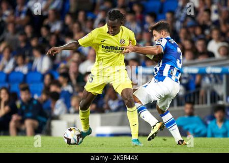 SAN SEBASTIAN, ESPAGNE - OCTOBRE 09 : Nicolas Jackson de Villarreal CF est en compétition pour le bal avec Martin Zubimendi de Real Sociedad lors du match de la Liga Santander entre Real Sociedad et Villarreal CF sur 09 octobre 2022 à la Reale Arena de San Sebastian, Espagne. Credit: Ricardo Larreina/AFLO/Alay Live News Banque D'Images