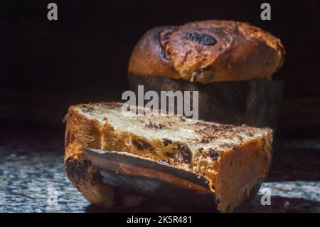 Décoration panettone au chocolat sur une table concept de noël avec espace pour les copies Chocottone christmas. Banque D'Images