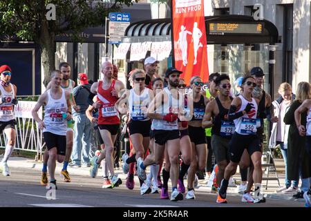 Chicago, Illinois, États-Unis. 9th octobre 2022. Lors d'une belle journée d'automne ensoleillée, plus de 40 000 participants de 100 pays ont participé au Marathon de Chicago de la Banque d'Amérique 2022. Le parcours de 26,2 miles s'est enroulé dans la ville de Windy. Benson Kipruto et Ruth Chepngetich, toutes deux originaires du Kenya, ont remporté les divisions hommes et femmes. Kipruto termine en 2:04:24 et Chepngetich termine à 2:14:18, juste en deçà du record du monde. Emily Sisson a battu le record des femmes américaines avec un temps de 2:18:29. (Credit image: © Karen I. Hirsch/ZUMA Press Wire) Credit: ZUMA Press, Inc./Alamy Live News Banque D'Images