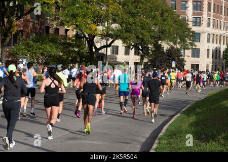 Chicago, Illinois, États-Unis. 9th octobre 2022. Lors d'une belle journée d'automne ensoleillée, plus de 40 000 participants de 100 pays ont participé au Marathon de Chicago de la Banque d'Amérique 2022. Le parcours de 26,2 miles s'est enroulé dans la ville de Windy. Benson Kipruto et Ruth Chepngetich, toutes deux originaires du Kenya, ont remporté les divisions hommes et femmes. Kipruto termine en 2:04:24 et Chepngetich termine à 2:14:18, juste en deçà du record du monde. Emily Sisson a battu le record des femmes américaines avec un temps de 2:18:29. (Credit image: © Karen I. Hirsch/ZUMA Press Wire) Credit: ZUMA Press, Inc./Alamy Live News Banque D'Images