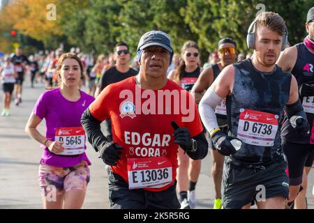 Chicago, Illinois, États-Unis. 9th octobre 2022. Lors d'une belle journée d'automne ensoleillée, plus de 40 000 participants de 100 pays ont participé au Marathon de Chicago de la Banque d'Amérique 2022. Le parcours de 26,2 miles s'est enroulé dans la ville de Windy. Benson Kipruto et Ruth Chepngetich, toutes deux originaires du Kenya, ont remporté les divisions hommes et femmes. Kipruto termine en 2:04:24 et Chepngetich termine à 2:14:18, juste en deçà du record du monde. Emily Sisson a battu le record des femmes américaines avec un temps de 2:18:29. (Credit image: © Karen I. Hirsch/ZUMA Press Wire) Credit: ZUMA Press, Inc./Alamy Live News Banque D'Images