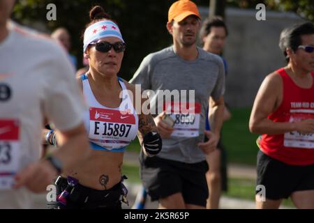 Chicago, Illinois, États-Unis. 9th octobre 2022. Lors d'une belle journée d'automne ensoleillée, plus de 40 000 participants de 100 pays ont participé au Marathon de Chicago de la Banque d'Amérique 2022. Le parcours de 26,2 miles s'est enroulé dans la ville de Windy. Benson Kipruto et Ruth Chepngetich, toutes deux originaires du Kenya, ont remporté les divisions hommes et femmes. Kipruto termine en 2:04:24 et Chepngetich termine à 2:14:18, juste en deçà du record du monde. Emily Sisson a battu le record des femmes américaines avec un temps de 2:18:29. (Credit image: © Karen I. Hirsch/ZUMA Press Wire) Credit: ZUMA Press, Inc./Alamy Live News Banque D'Images