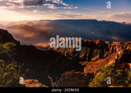 Silhouette du plateau sud du Grand Canyon au coucher du soleil doré, Arizona, États-Unis Banque D'Images