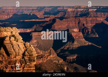 Silhouette du plateau sud du Grand Canyon au coucher du soleil doré, Arizona, États-Unis Banque D'Images