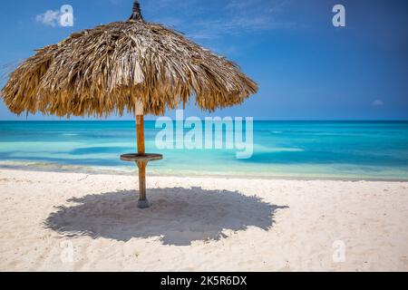 Aruba idyllique plage des caraïbes à la journée ensoleillée avec palapa rustique, Antilles néerlandaises Banque D'Images