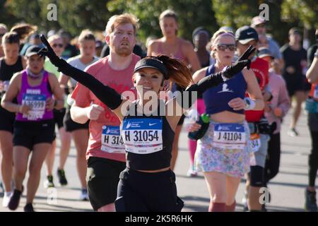 Chicago, Illinois, États-Unis. 9th octobre 2022. Lors d'une belle journée d'automne ensoleillée, plus de 40 000 participants de 100 pays ont participé au Marathon de Chicago de la Banque d'Amérique 2022. Le parcours de 26,2 miles s'est enroulé dans la ville de Windy. Benson Kipruto et Ruth Chepngetich, toutes deux originaires du Kenya, ont remporté les divisions hommes et femmes. Kipruto termine en 2:04:24 et Chepngetich termine à 2:14:18, juste en deçà du record du monde. Emily Sisson a battu le record des femmes américaines avec un temps de 2:18:29. (Credit image: © Karen I. Hirsch/ZUMA Press Wire) Credit: ZUMA Press, Inc./Alamy Live News Banque D'Images