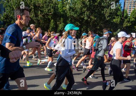 Chicago, Illinois, États-Unis. 9th octobre 2022. Lors d'une belle journée d'automne ensoleillée, plus de 40 000 participants de 100 pays ont participé au Marathon de Chicago de la Banque d'Amérique 2022. Le parcours de 26,2 miles s'est enroulé dans la ville de Windy. Benson Kipruto et Ruth Chepngetich, toutes deux originaires du Kenya, ont remporté les divisions hommes et femmes. Kipruto termine en 2:04:24 et Chepngetich termine à 2:14:18, juste en deçà du record du monde. Emily Sisson a battu le record des femmes américaines avec un temps de 2:18:29. (Credit image: © Karen I. Hirsch/ZUMA Press Wire) Credit: ZUMA Press, Inc./Alamy Live News Banque D'Images