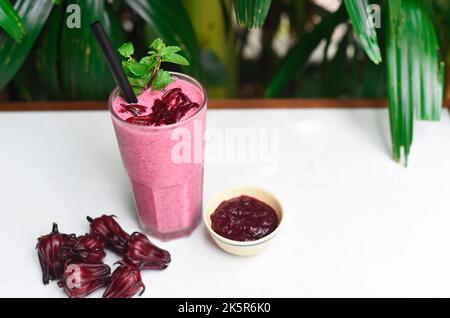 Hibiscus smoothie sur fond blanc gros plan Banque D'Images