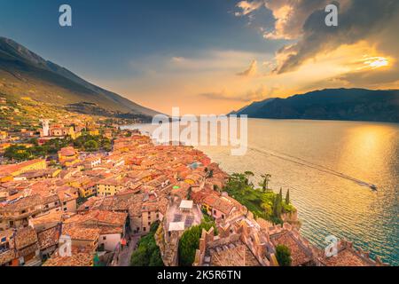 Au-dessus du lac de Garde idyllique avec des voiliers à Malcesine au coucher du soleil, alpes italiennes Banque D'Images