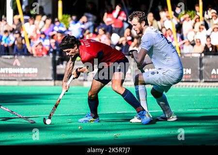 Blake Govers de Dragons et Loick Vanwetter de Racing photographiés en action lors d'un match de hockey entre KHC Dragons and Racing, dimanche 09 octobre 2022 à Bruxelles, le 7 jour de la saison de la Ligue belge de hockey masculin 2022-2023. BELGA PHOTO TOM GOYVAERTS Banque D'Images