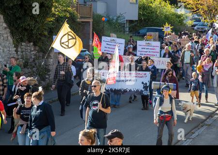 L'illustration montre une marche de protestation à Ecaussines, pour soutenir le blocus à grande échelle 'Code Red' d'une infrastructure pétrolière de TotalEnergies, organisé par la coalition 'Code Rood', à Feluy - Seneffe, dimanche 09 octobre 2022. Cette nouvelle coalition invite tout le monde à y participer. Avec une désobéissance civile massive, Code Rood veut souligner la responsabilité de l'industrie des combustibles fossiles dans la crise climatique et exiger une transition socialement et écologiquement juste BELGA PHOTO NICOLAS MATERLINCK Banque D'Images