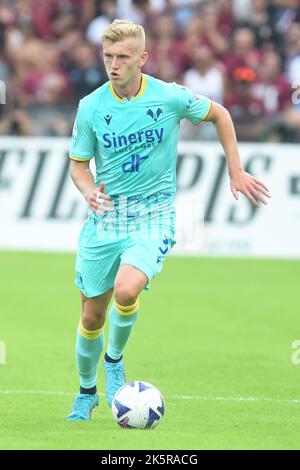 Salerno, Italie. 9th octobre 2022. Josh Doig de Hellas Verona FC en action pendant la série Un match entre US Salernitana 1919 et Hellas Verona FC à Stadio Arechi (Credit image: © Agostino Gemito/Pacific Press via ZUMA Press Wire) Banque D'Images