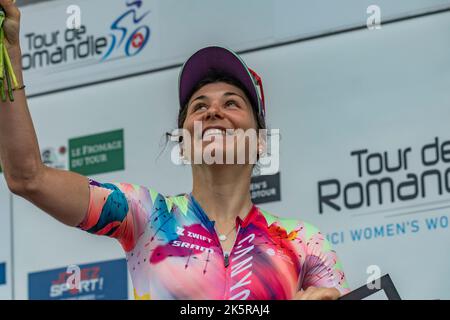 Genève, Suisse. 9th octobre 2022. Genève Suisse, 10/09/2022: Elise Chabbey, de Suisse, de Canyon SRAM Racing Team, remporte le titre de meilleur suisse lors de la dernière étape du Women's Tour de Romandie. (Image de crédit : © Eric Dubost/Pacific Press via ZUMA Press Wire) Banque D'Images