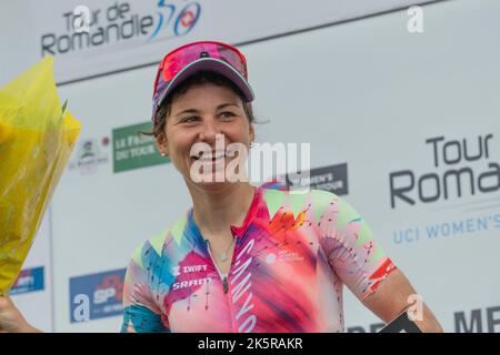 Genève, Suisse. 9th octobre 2022. Genève Suisse, 10/09/2022: Elise Chabbey, de Suisse, de Canyon SRAM Racing Team, remporte le titre de meilleur suisse lors de la dernière étape du Women's Tour de Romandie. (Image de crédit : © Eric Dubost/Pacific Press via ZUMA Press Wire) Banque D'Images