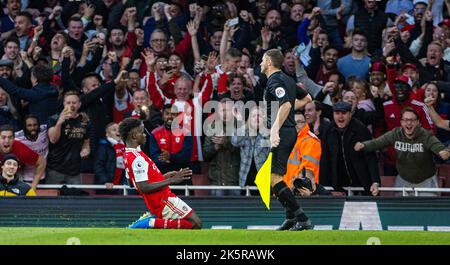 Londres, Royaume-Uni. 10th octobre 2022. Bukayo Saka (L) d'Arsenal célèbre son but lors du match de la Premier League anglaise entre Arsenal et Liverpool à Londres, en Grande-Bretagne, le 9 octobre 2022. Credit: Xinhua/Alay Live News Banque D'Images