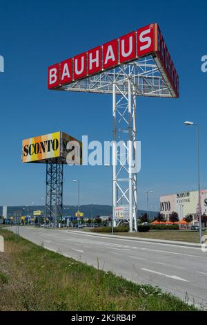 Bratislava, Slovaquie - 4 août 2022 : boutique Bauhaus. Bauhaus est une chaîne de vente au détail paneuropéenne allemande proposant des produits pour l'amélioration de la maison, gardenin Banque D'Images