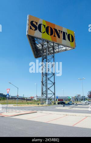 Bratislava, Slovaquie - 4 août 2022 : magasin de meubles Sconto. Sconto est une société de détail allemande dans l'industrie du meuble. Banque D'Images