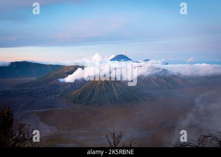 Mont Bromo, moutain et volcan actif fugeant dans le parc national de Tengger Semeru, Java au lever du soleil, Indonésie Banque D'Images